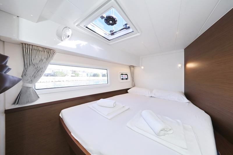 Book yachts online - catamaran - Lagoon 42 - REA - rent
