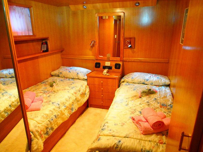 Book yachts online - motorboat - Perama Shipyards 102 - Elena - rent