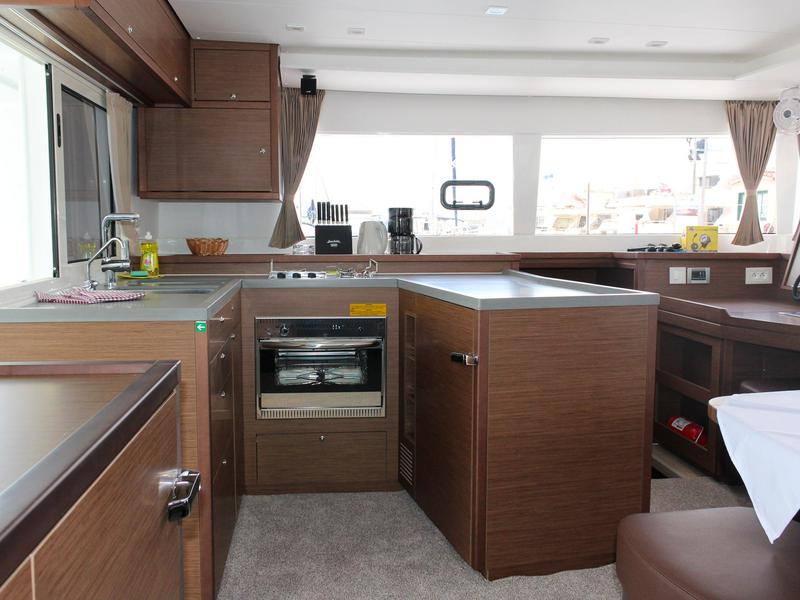 Book yachts online - catamaran - Lagoon 450 Fly - MOJA MALA (AC in salon and cabin + generator) - rent