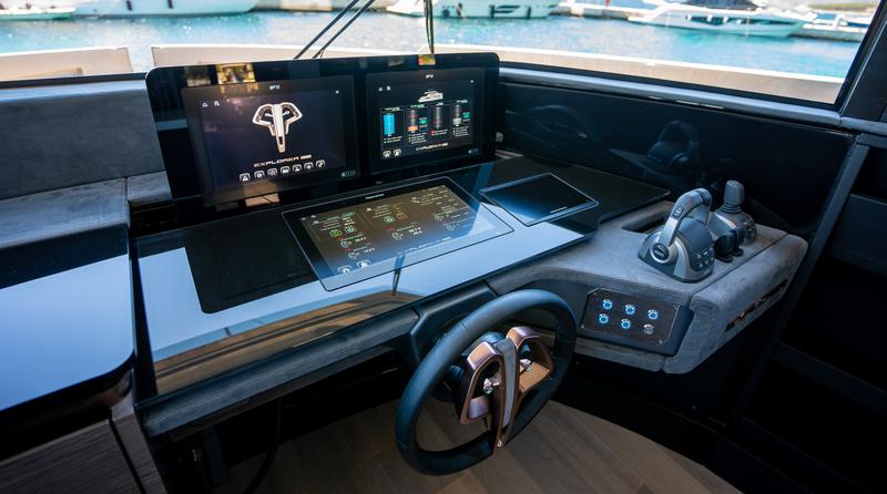 Book yachts online - motorboat - Explorer 62 - Niko - rent