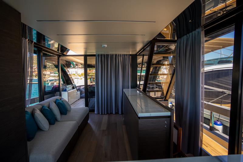 Book yachts online - motorboat - Explorer 62 - Niko - rent