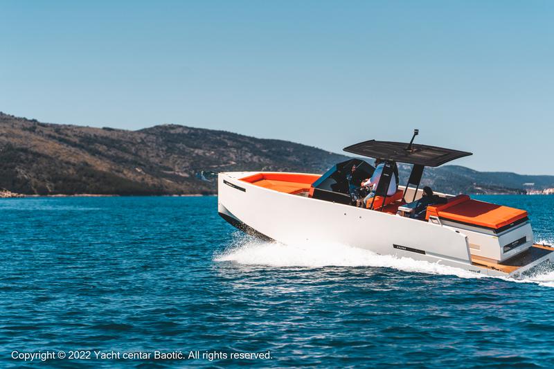 Book yachts online - motorboat - De Antonio D28 Open - LUI - rent