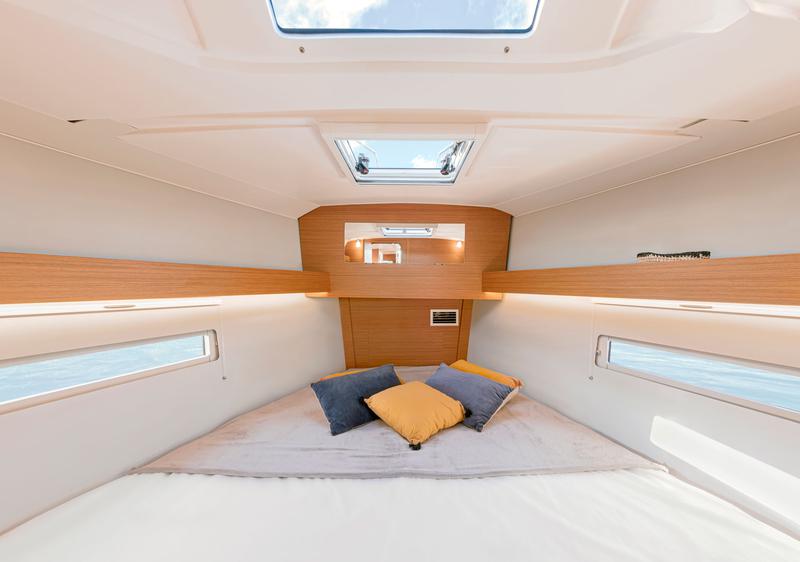 Book yachts online - sailboat - Dufour 390 Grand Large - Sail Corvus - rent