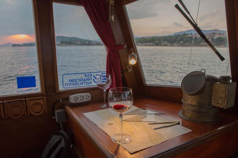 Book yachts online - motorboat - Classsic dalmatian boat - Palagruža - rent