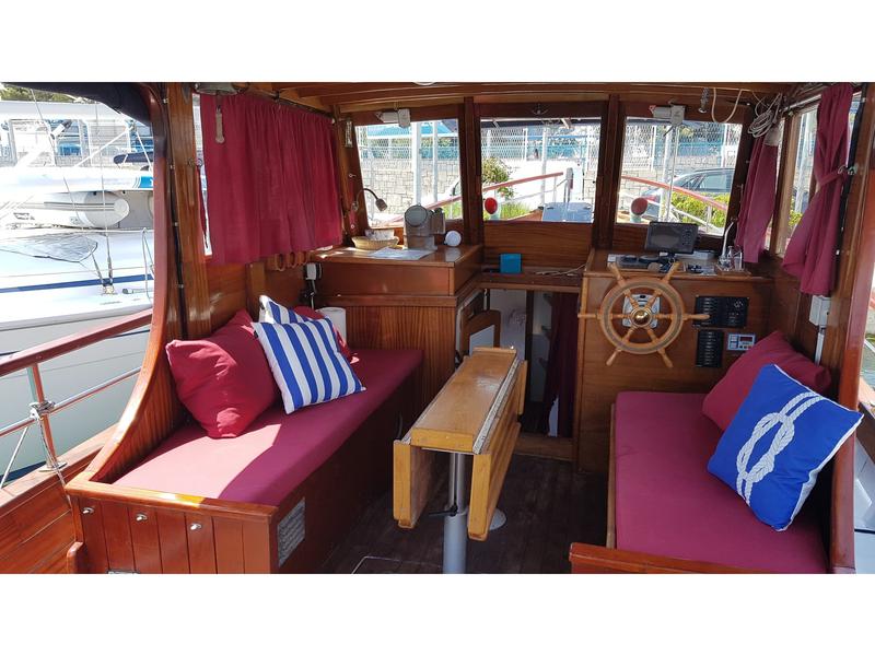 Book yachts online - motorboat - Classsic dalmatian boat - Palagruža - rent