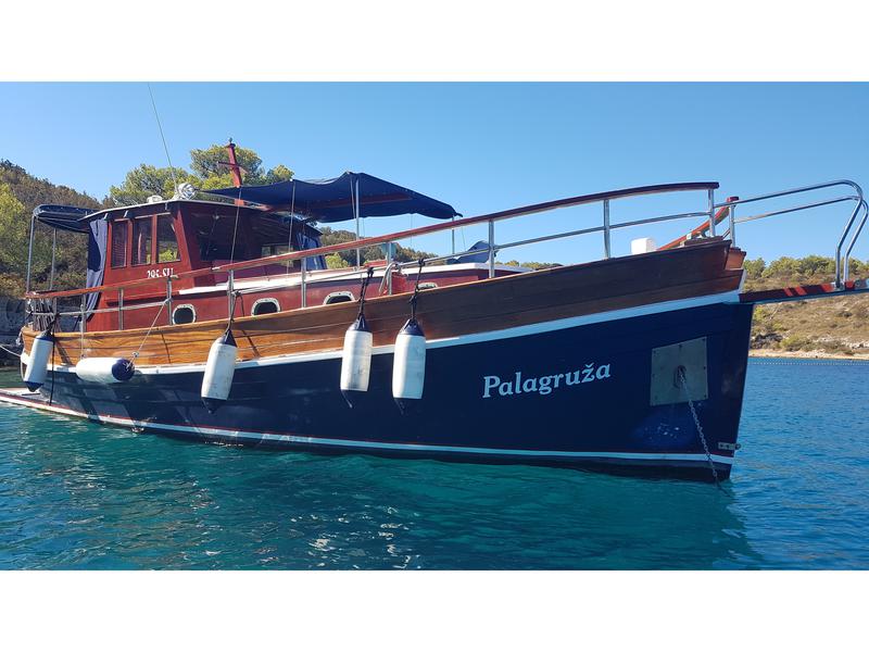 Book yachts online - motorboat - Classsic dalmatian boat - Palagruža - rent