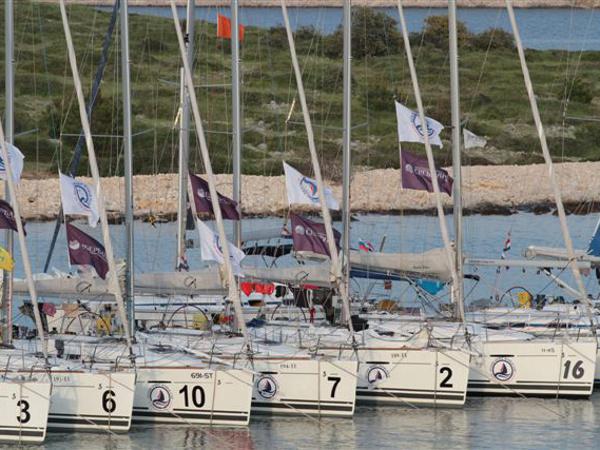 Book yachts online - sailboat - First 35 - Gemini - rent