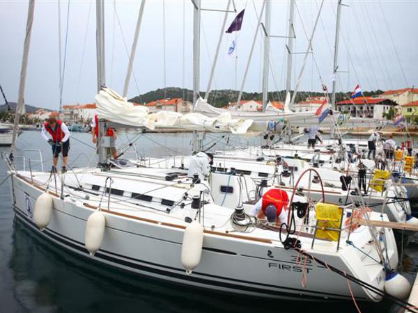Book yachts online - sailboat - First 35 - Taurus - rent
