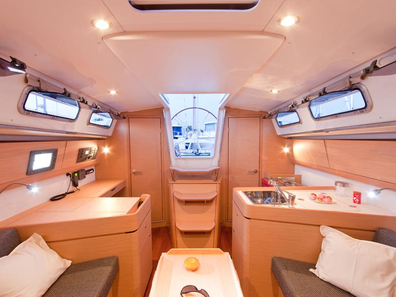 Book yachts online - sailboat - First 35 - Taurus - rent