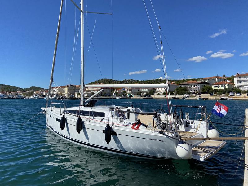 Book yachts online - sailboat - Dehler 38 SQ - Blue Eye - rent