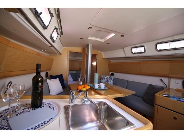 Book yachts online - sailboat - First 35 - Scorpio - rent