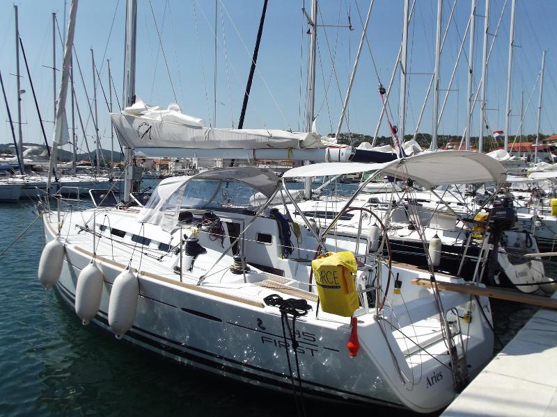 Book yachts online - sailboat - First 35 - Aquarius - rent