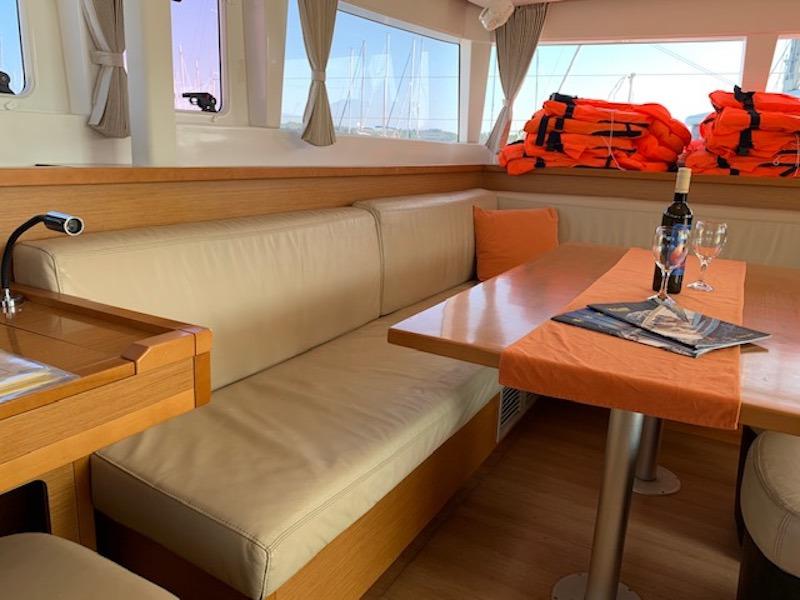 Book yachts online - catamaran - Lagoon 450 - MAJESTIC - rent