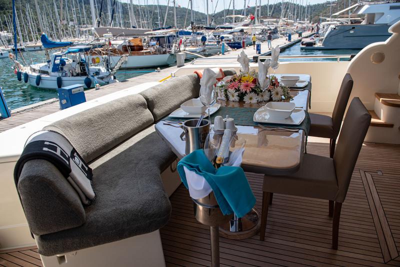 Book yachts online - motorboat - Ferretti 72 - Ferretti 72 - rent