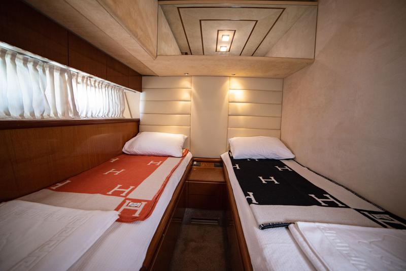 Book yachts online - motorboat - Ferretti 72 - Ferretti 72 - rent