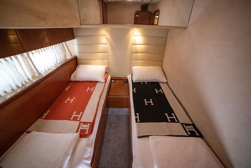 Book yachts online - motorboat - Ferretti 72 - Ferretti 72 - rent