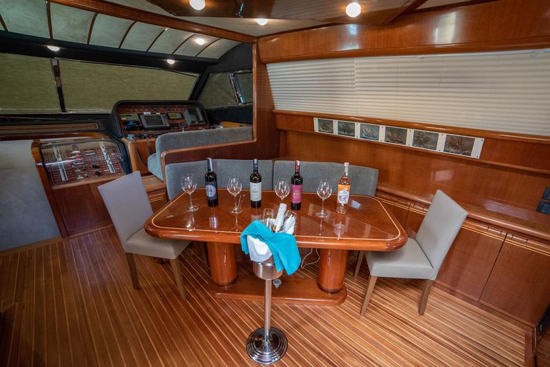 Book yachts online - motorboat - Ferretti 72 - Ferretti 72 - rent