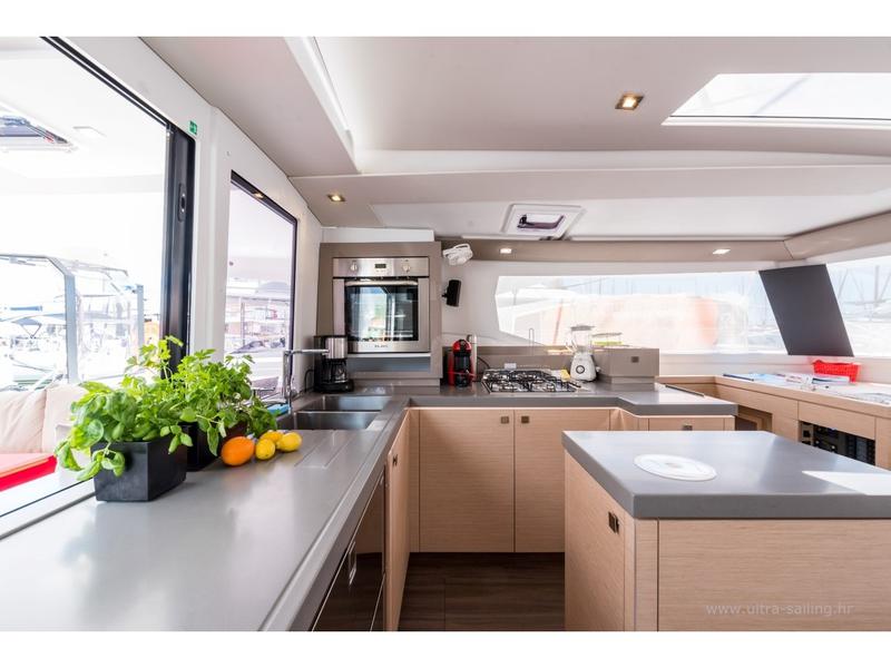 Book yachts online - catamaran - Saona 47 - SUNNY WAVE - rent