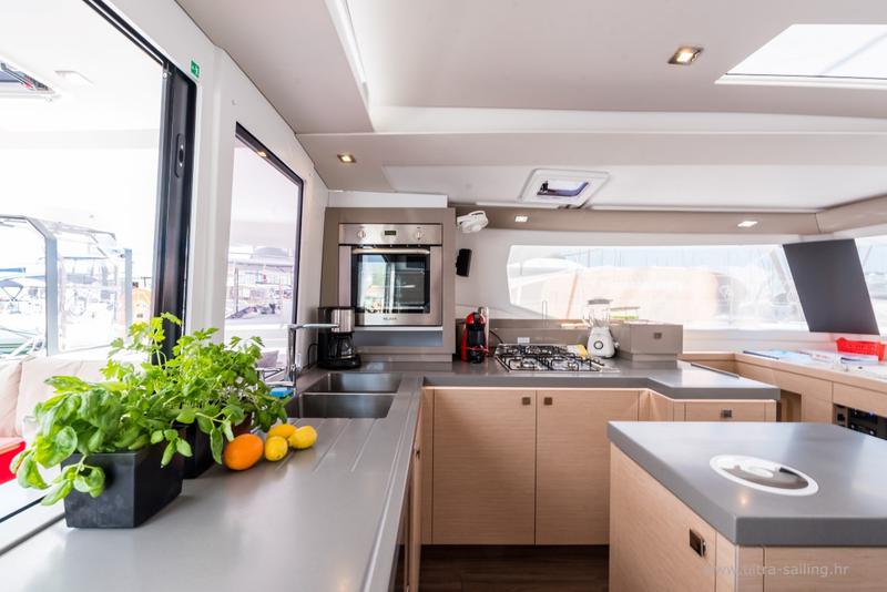 Book yachts online - catamaran - Saona 47 - SUNNY WAVE - rent