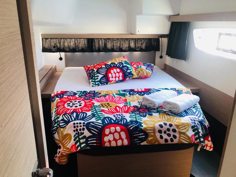 Book yachts online - catamaran - Isla 40 - ISLAND ESCAPE - rent