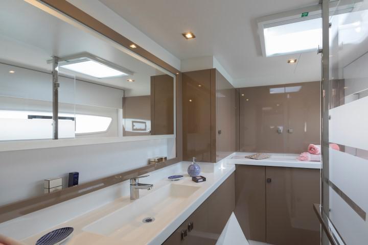 Book yachts online - catamaran - Astréa 42 - OCEAN RUNNER - rent