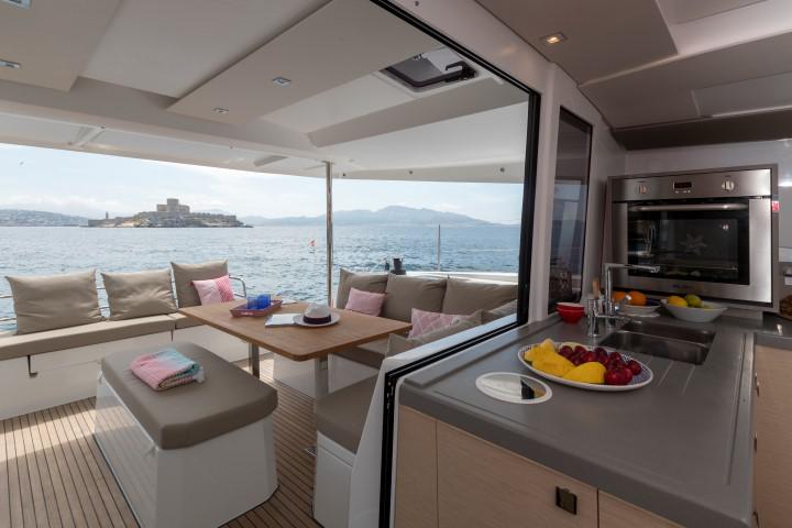 Book yachts online - catamaran - Astréa 42 - OCEAN RUNNER - rent