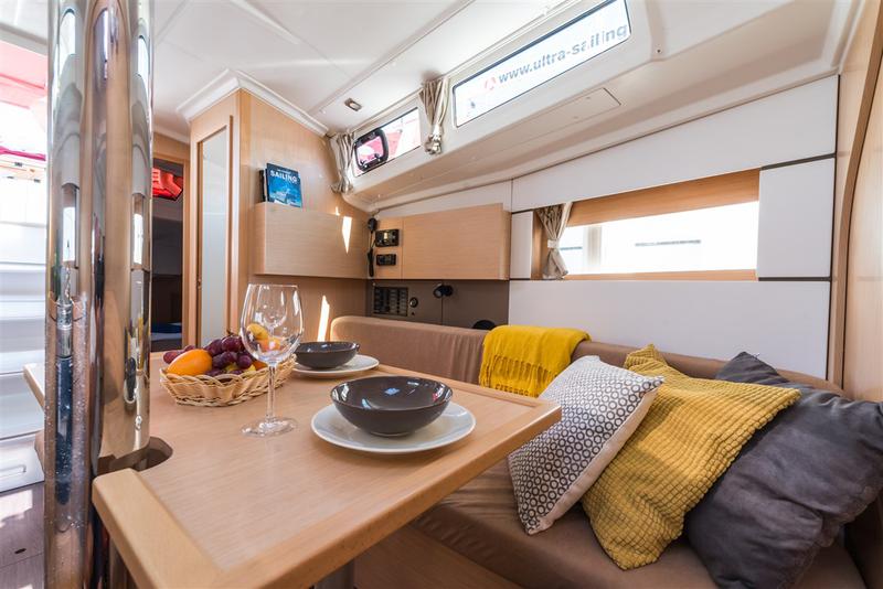Book yachts online - sailboat - Oceanis 38 - RUSALKA - rent