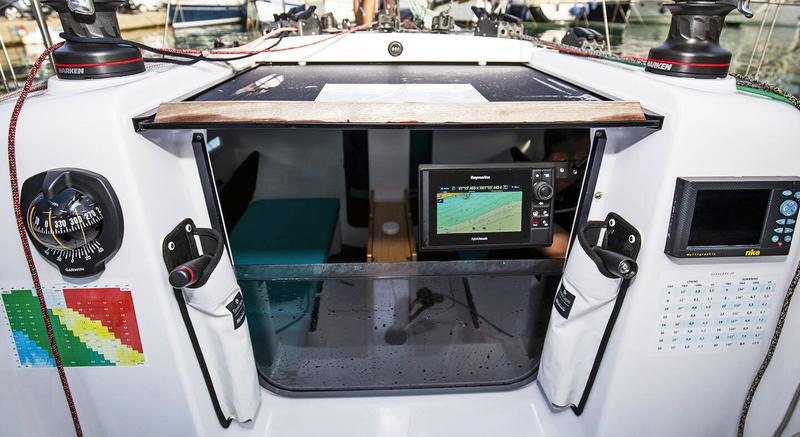 Book yachts online - sailboat - First 27 - SUFERINA - rent
