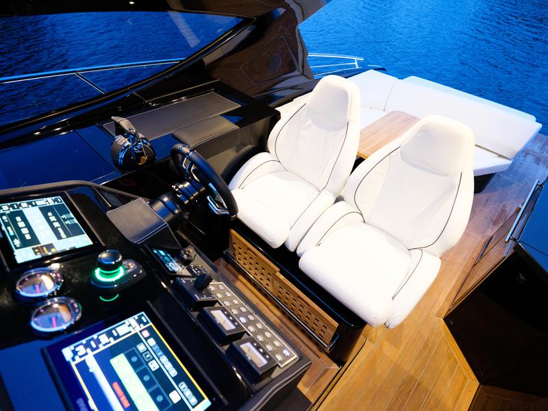 Book yachts online - motorboat - Focus Power 36 Hard Top - JOKER - rent