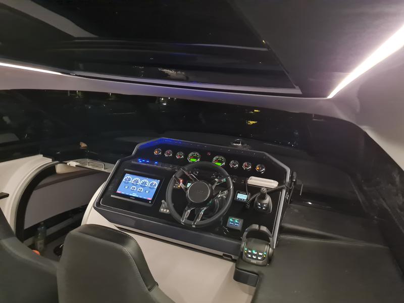 Book yachts online - motorboat - Focus Power 44 Hard Top - Boha - rent
