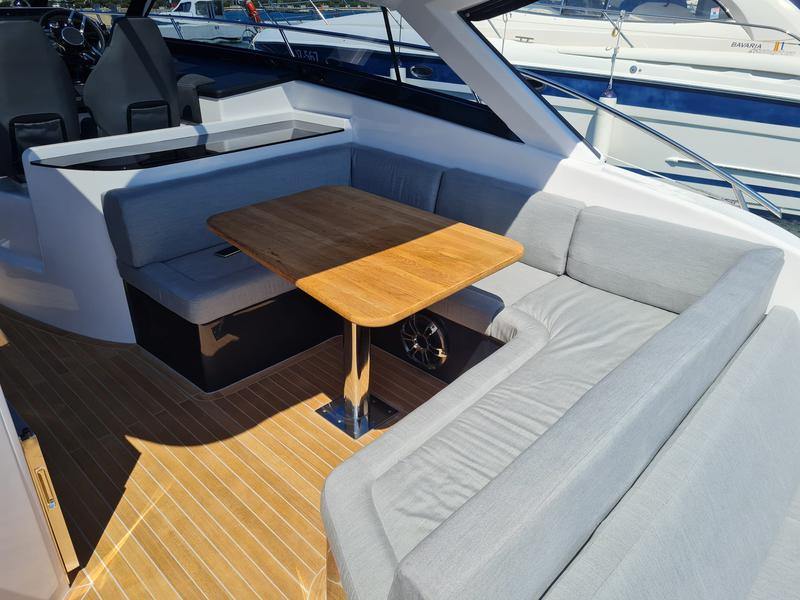 Book yachts online - motorboat - Focus Power 44 Hard Top - Boha - rent