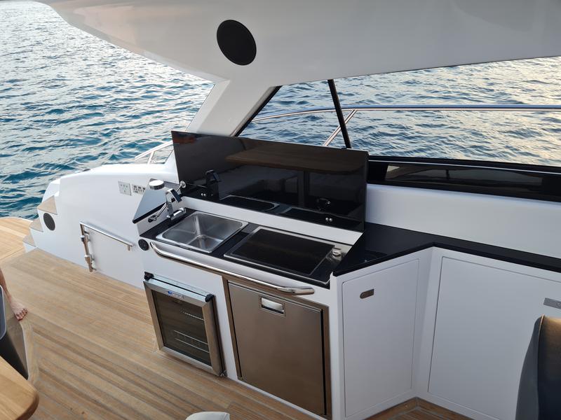 Book yachts online - motorboat - Focus Power 44 Hard Top - Boha - rent