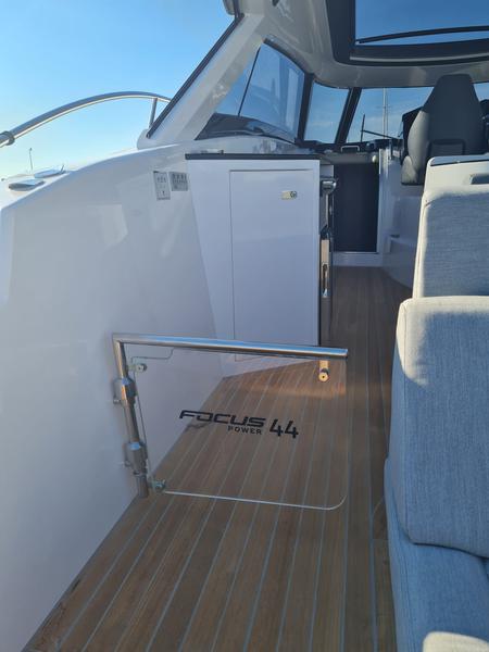 Book yachts online - motorboat - Focus Power 44 Hard Top - Boha - rent