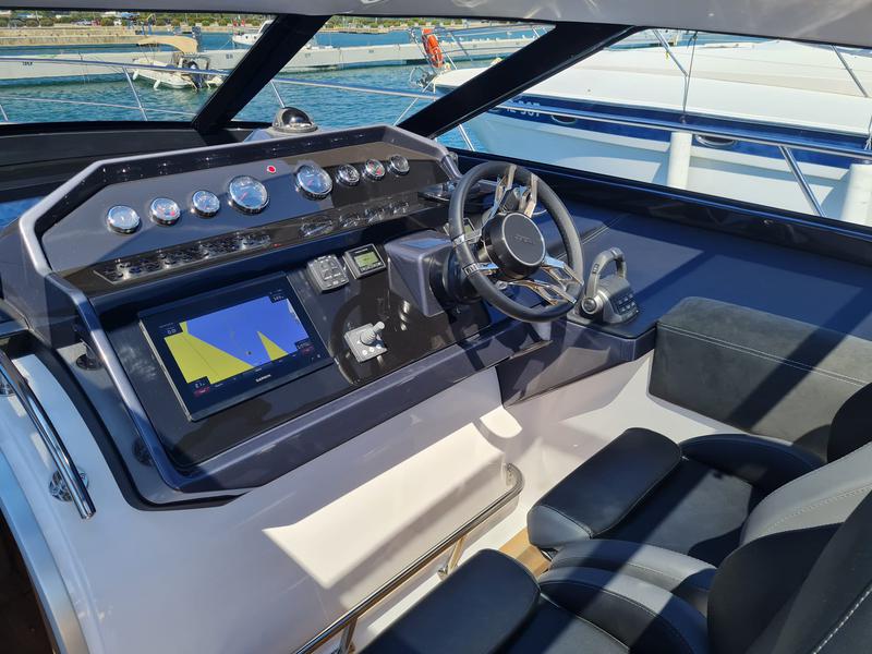 Book yachts online - motorboat - Focus Power 44 Hard Top - Boha - rent