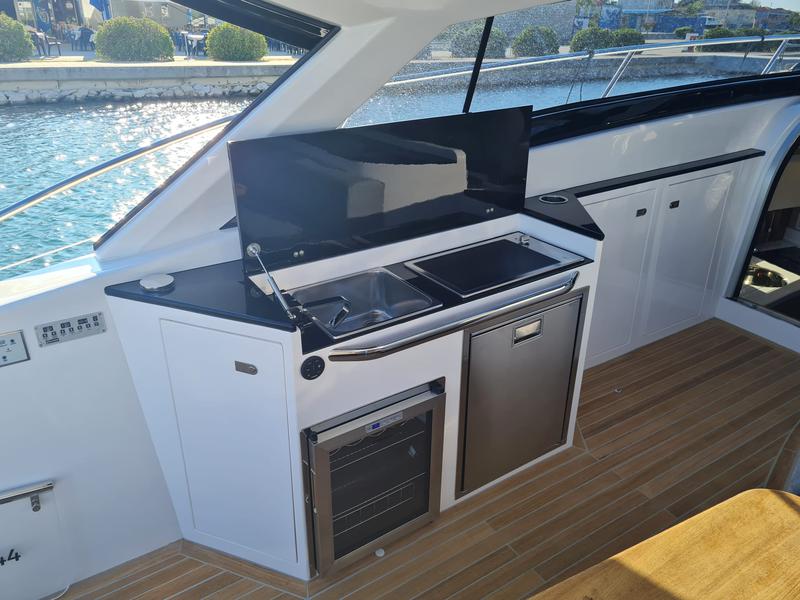 Book yachts online - motorboat - Focus Power 44 Hard Top - PINOY - rent