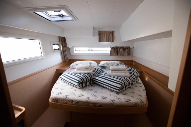 Book yachts online - catamaran - Lagoon 42 - ALMA SOFIA - rent
