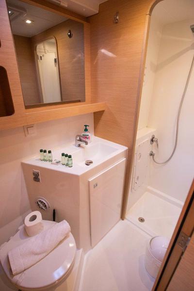 Book yachts online - catamaran - Lagoon 42 - ALMA SOFIA - rent