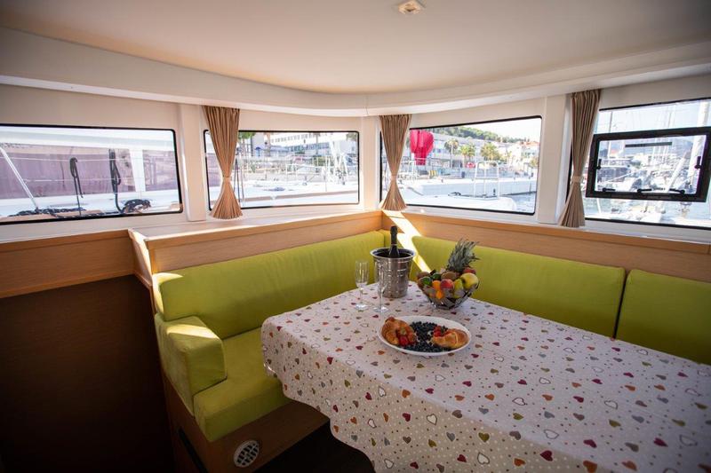 Book yachts online - catamaran - Lagoon 42 - ALMA SOFIA - rent
