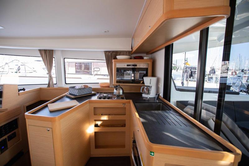 Book yachts online - catamaran - Lagoon 42 - ALMA SOFIA - rent