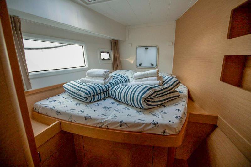 Book yachts online - catamaran - Lagoon 42 - ALMA SOFIA - rent
