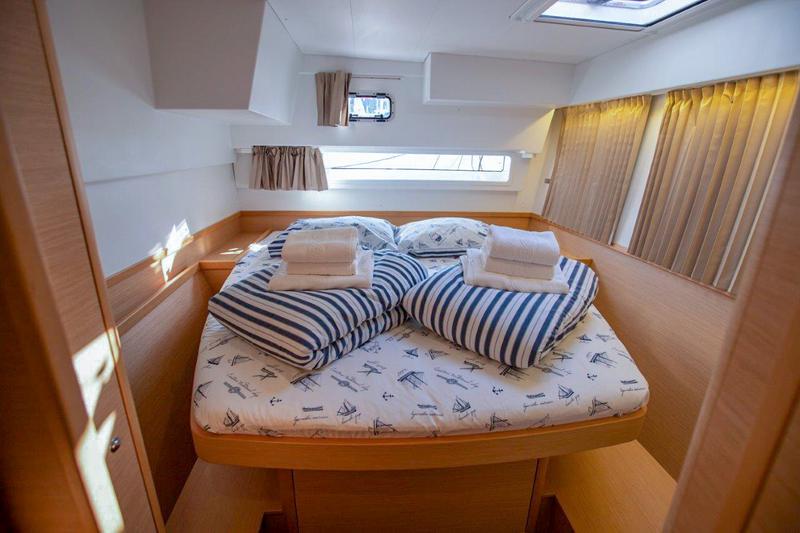 Book yachts online - catamaran - Lagoon 42 - ALMA SOFIA - rent