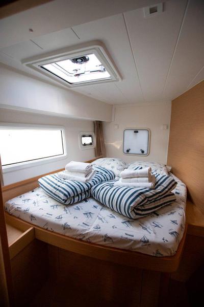 Book yachts online - catamaran - Lagoon 42 - ALMA SOFIA - rent