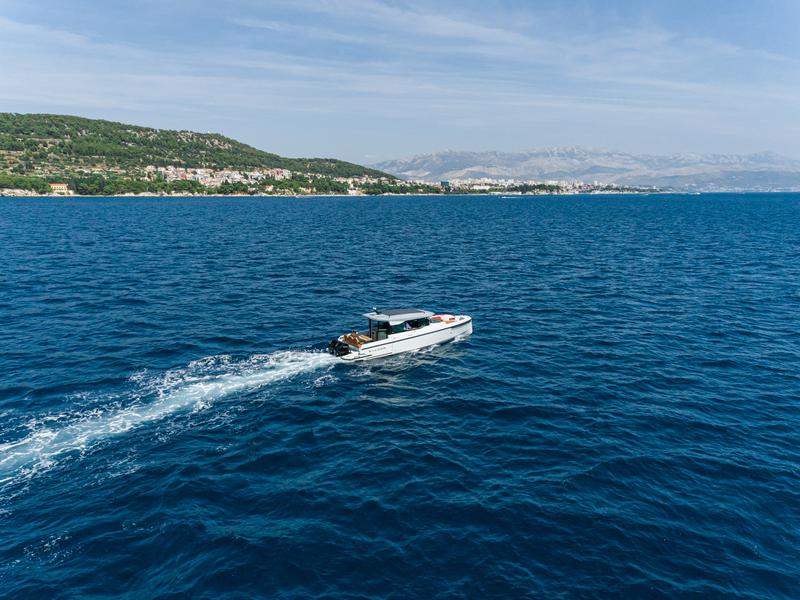 Book yachts online - motorboat - Saxdor 320 GTC (2023) - MAVERICK - rent