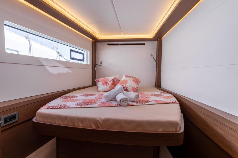 Book yachts online - catamaran - Lagoon 46 - HANGOVER - rent