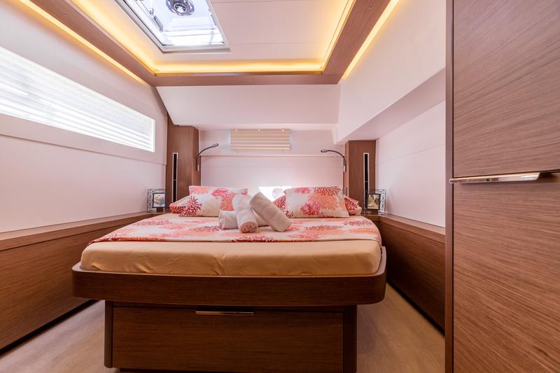 Book yachts online - catamaran - Lagoon 46 - HANGOVER - rent