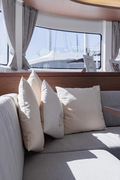 Book yachts online - catamaran - Lagoon 46 - HANGOVER - rent