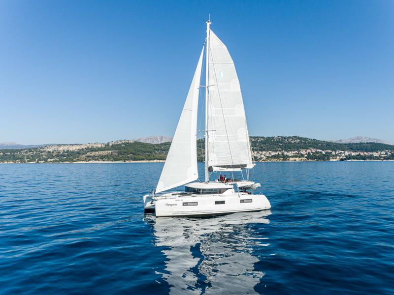 Book yachts online - catamaran - Lagoon 46 - HANGOVER - rent