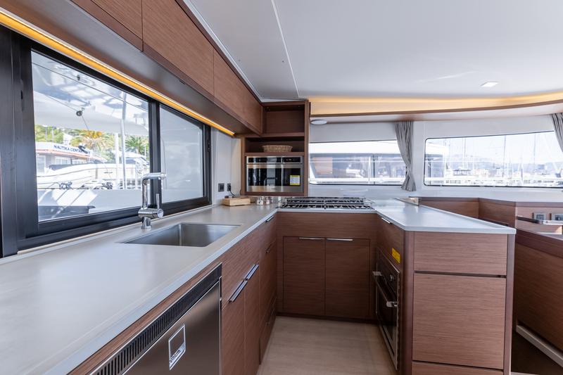 Book yachts online - catamaran - Lagoon 46 - QUEEN NIKA - rent