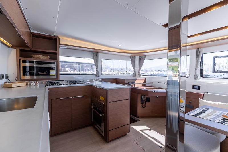 Book yachts online - catamaran - Lagoon 46 - QUEEN NIKA - rent