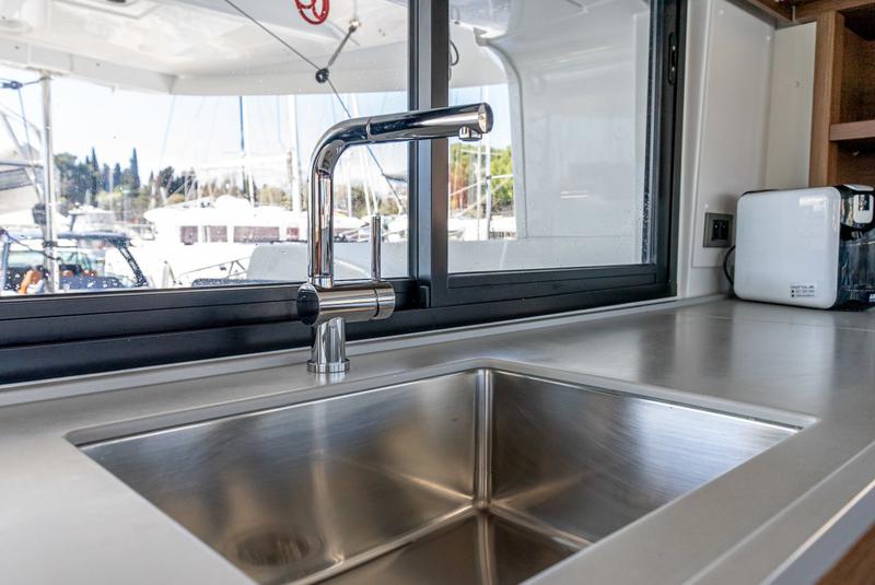 Book yachts online - catamaran - Lagoon 46 - QUEEN NIKA - rent